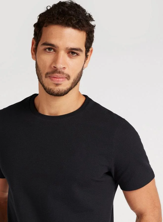 ايكونيك تيشيرت أيكونيك بقصة ضيقة بنقوش بارزة ورقبة دائرية وأكمام قصيرة